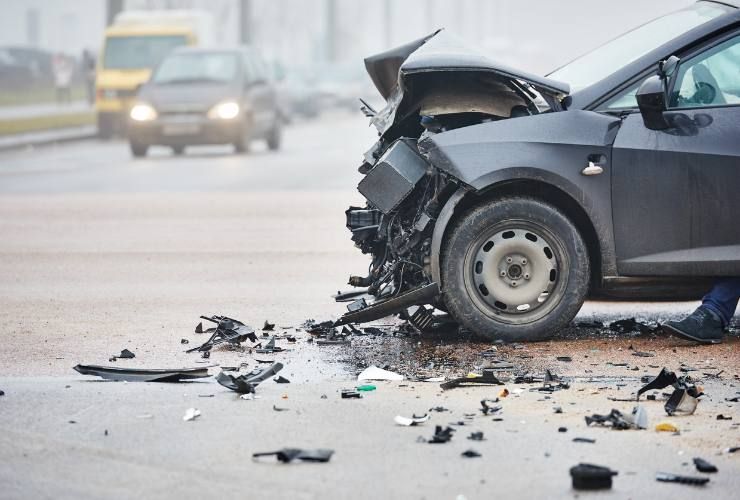 Incidente stradale con auto scura