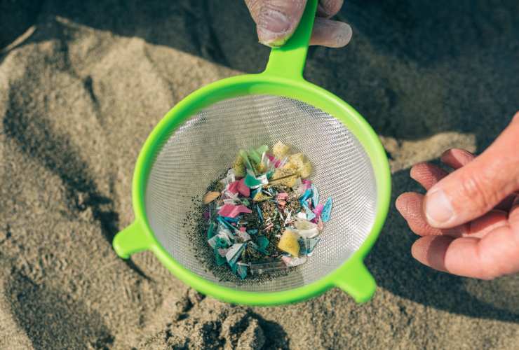 Microplastiche in spiaggia