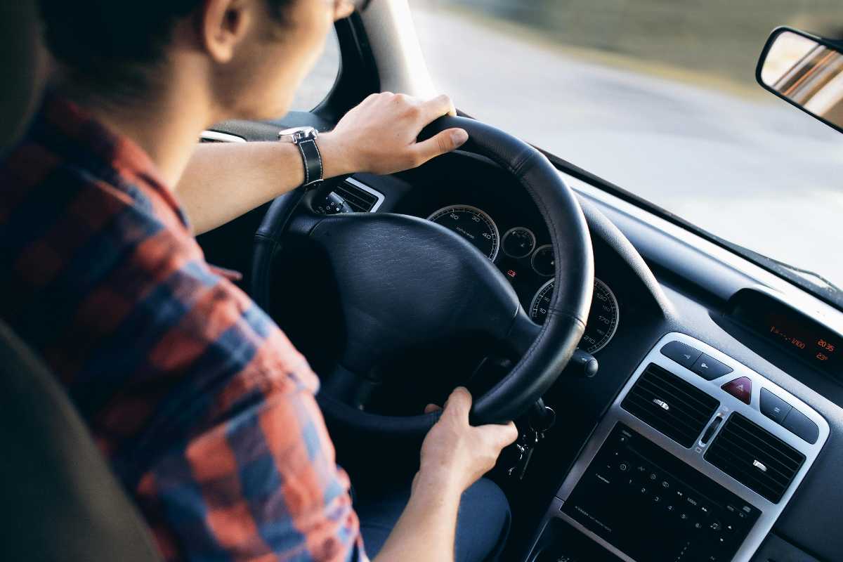 Patenti auto in Europa: nuove regole per i giovani conducenti